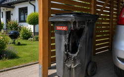 Beschädigte Restmülltonne (erstellt mit KI)