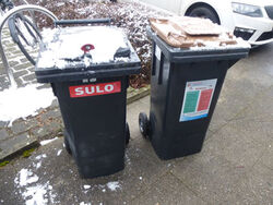 Mülltonnen mit Schnee